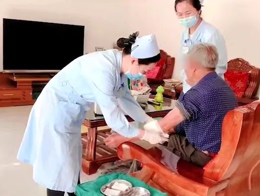 【保山安利醫(yī)院】82歲爺爺與老伴居家，在院手術(shù)后換藥不便，居家護理上門服務(wù)解難題
