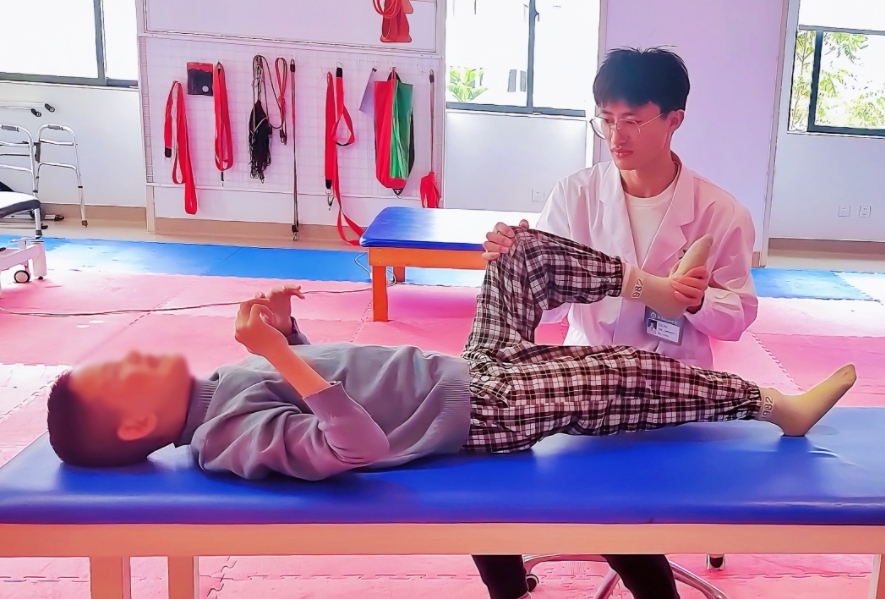 西藏12歲腦癱女孩千里求醫(yī)，綜合康復(fù)治療顯成效